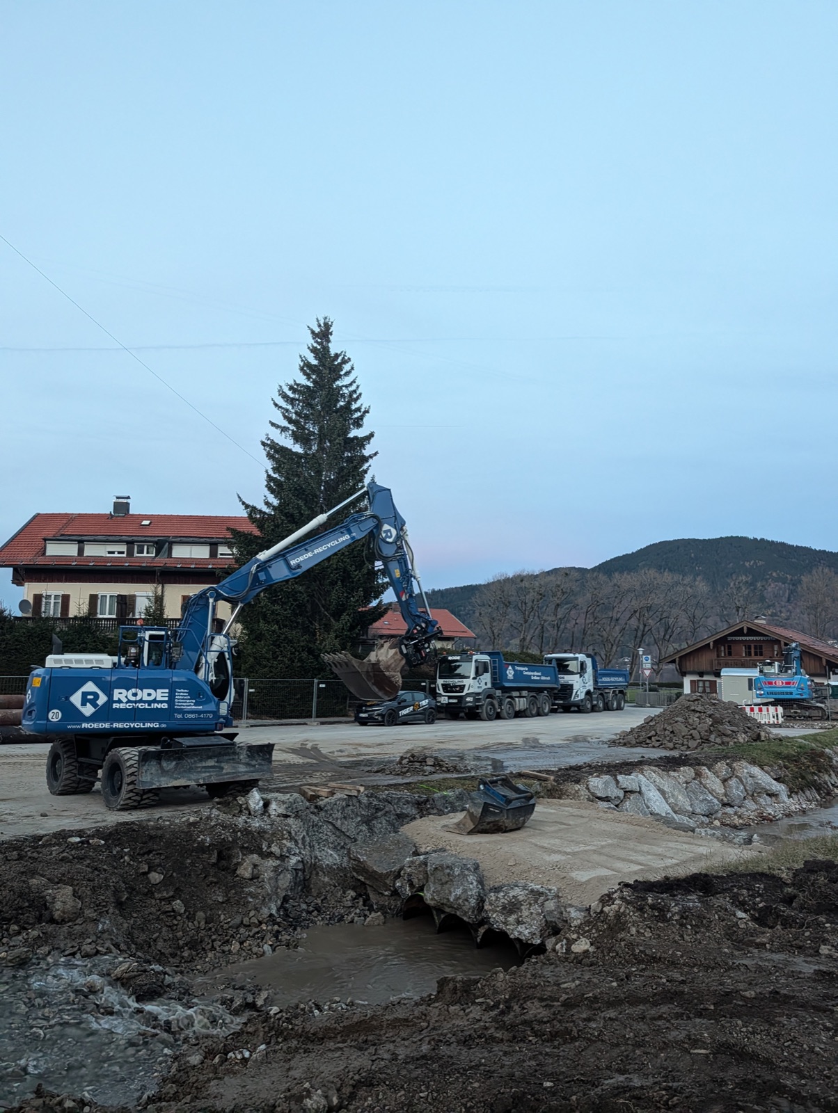 Tiefbau — Röde-Bagger in der Dämmerung