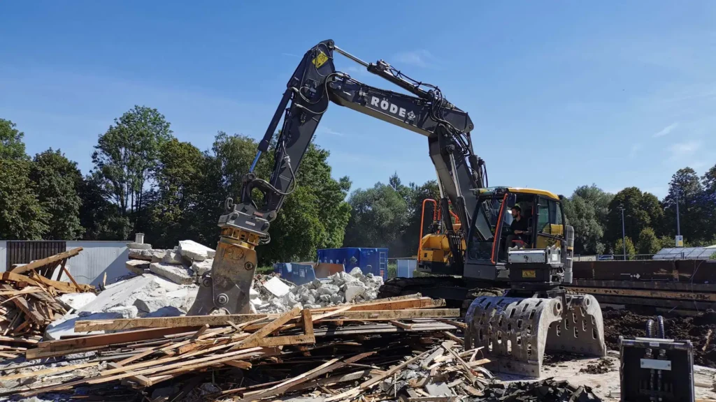 Röde Recycling Bagger beim Abbruch