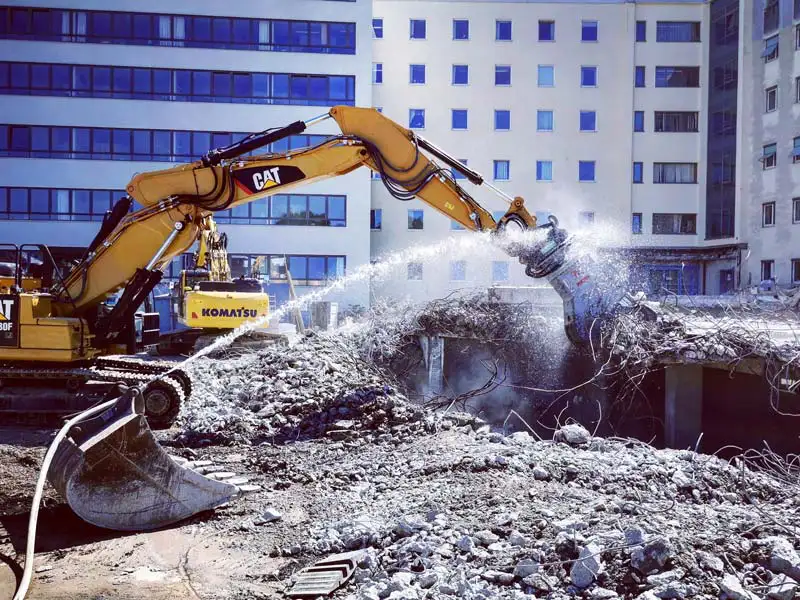 Bagger beim Abbruch von Beton des Klinikum Traunsteins