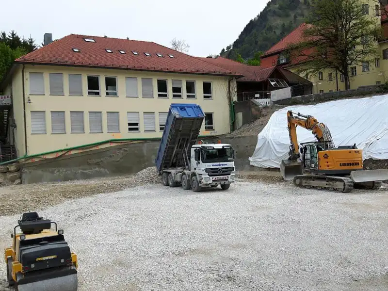 Röde Recycling Transporter beim Erdschutt abladen