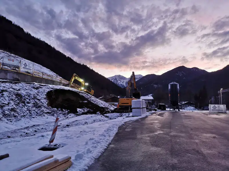 Erdbauarbeiten mit zwei Baggern im Schnee